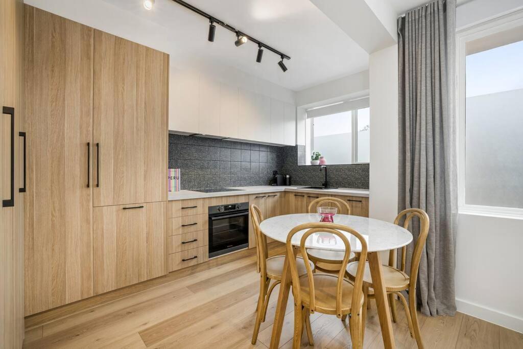 Stylish 2- Bedroom Unit Near Parks, Shopping And Dining Melbourne Exterior photo