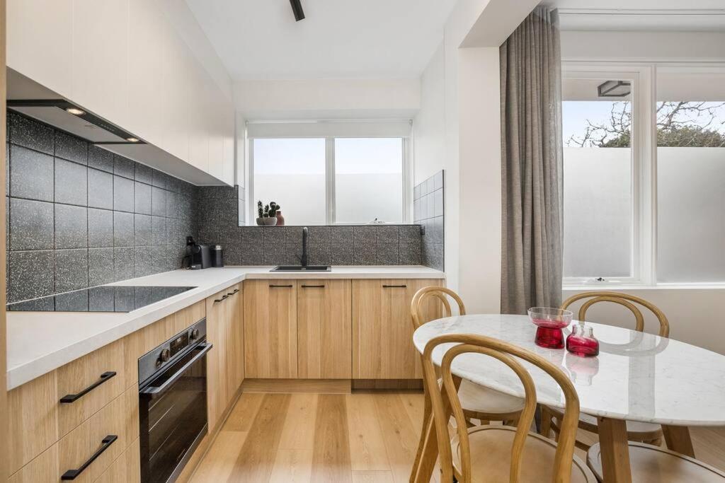 Stylish 2- Bedroom Unit Near Parks, Shopping And Dining Melbourne Exterior photo